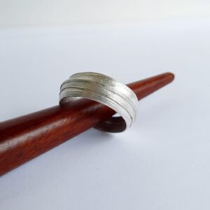 Silberring massiv organisch fließende Oberfleschenstruktur