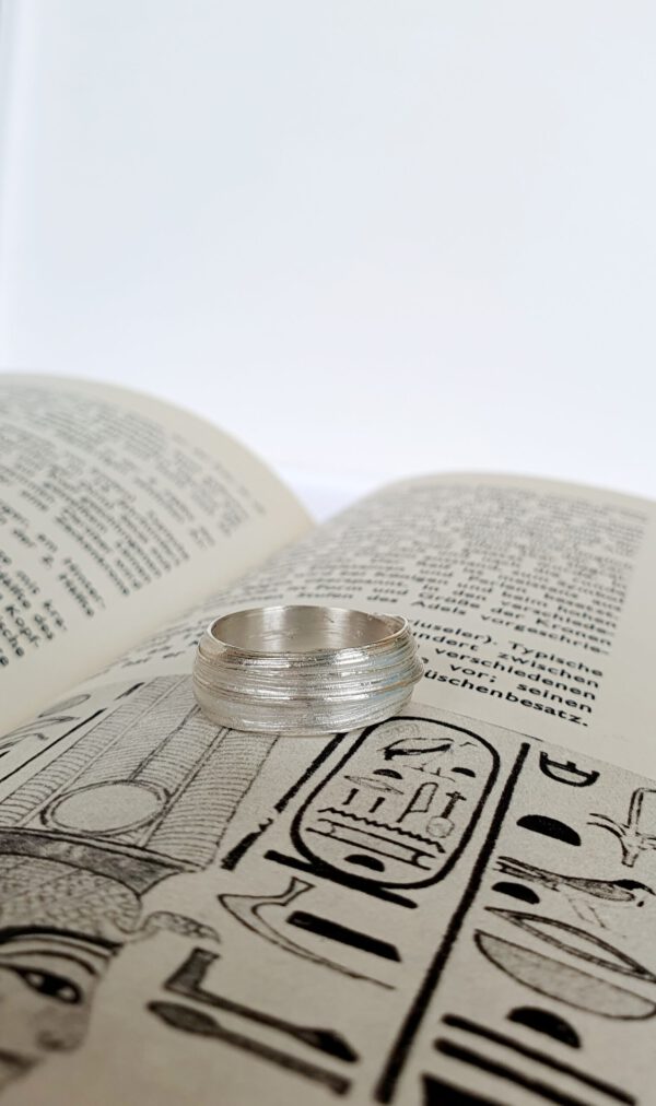 Silberring strukturring auf dem Buch