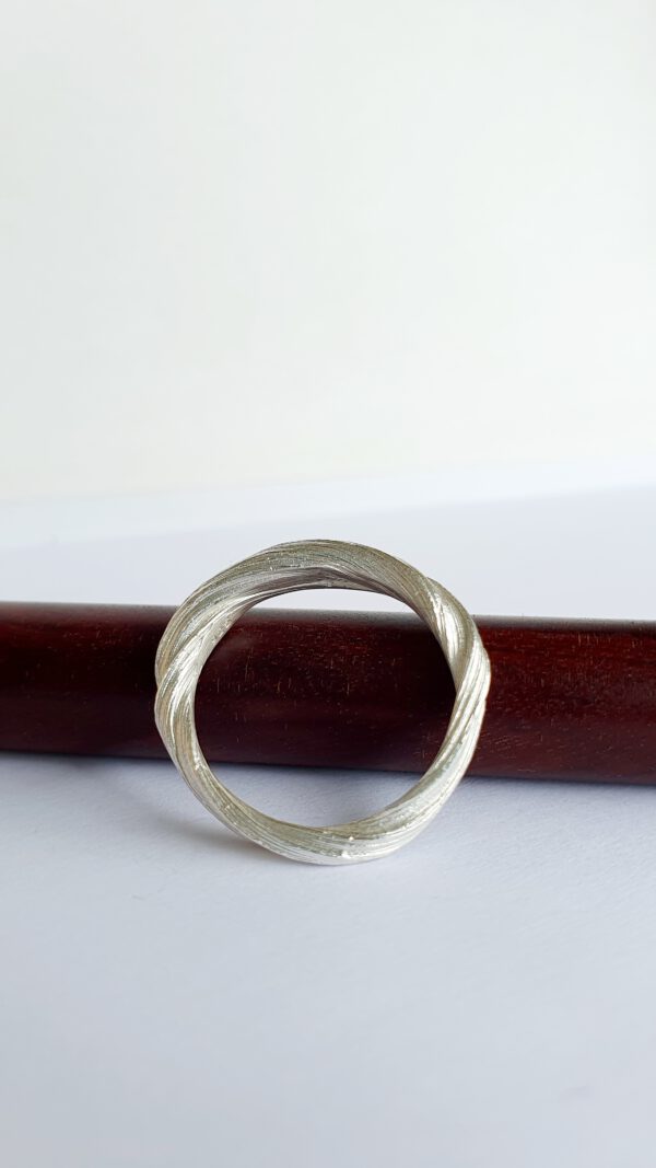 Silberring organische oberfläche ek-schmuckdesign Fliesende form
