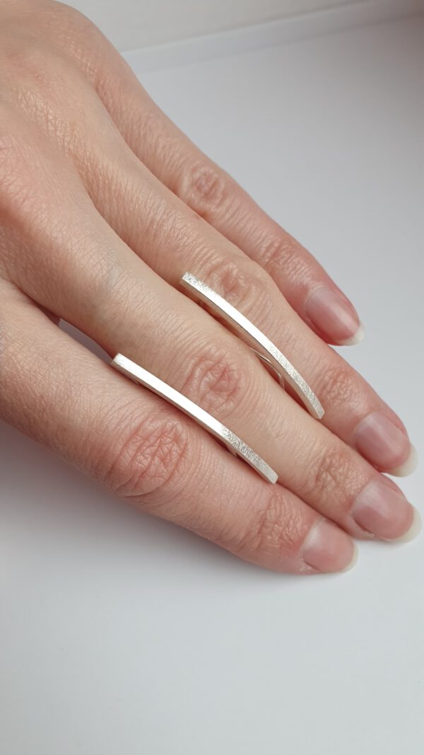 Silber ohrringe lang vierkant Größen vergleich auf der Hand