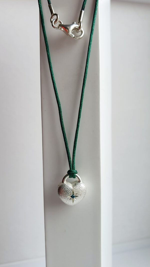 Silber Herz Anhänger mit Brillant Diamant mit Halsband hängend