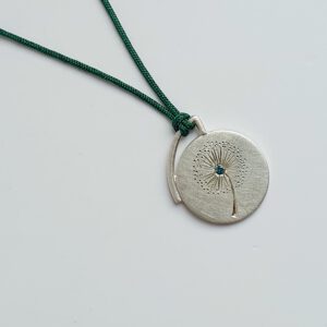 Runder Silberanhänger handgravierte Pusteblume mit Diamant