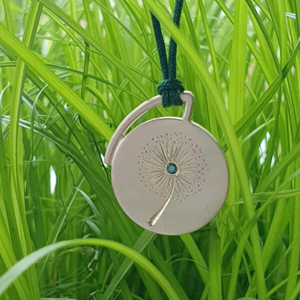 Runder Silberanhänger handgravierte Pusteblume mit Diamant im Gras