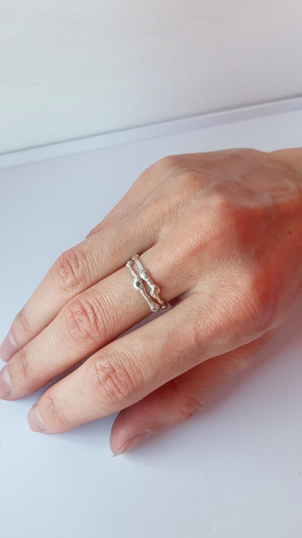 Feine Silberlinge in Zwergform mit stein an Knospen oder pur ohne steine An dem Finger