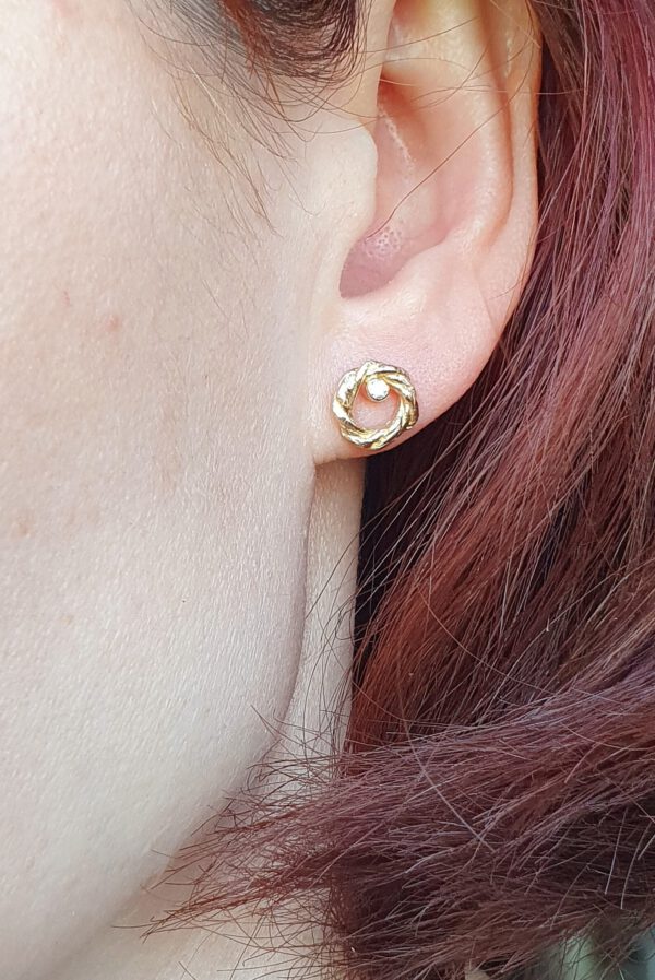 Zarte Roségold-Ohrstecker 585 mit Brillant am Ohr