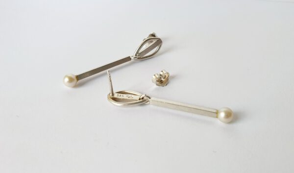 Elegante Silber-Ohrstecker mit echten Perlen