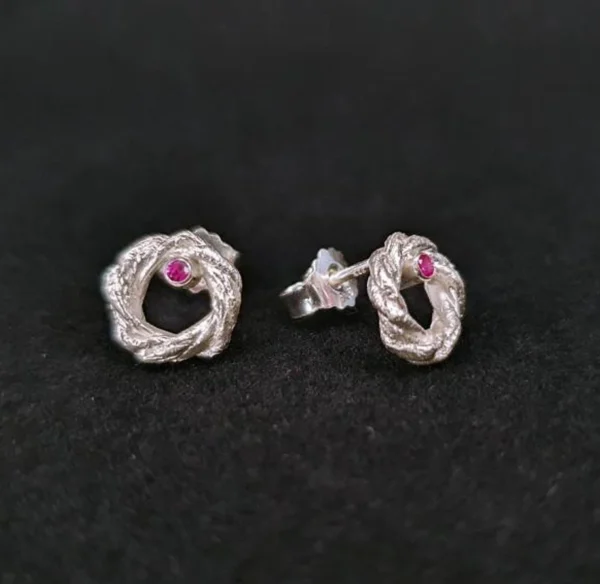 Kreisförmige Ohrstecker aus 925 Silber mit Granat