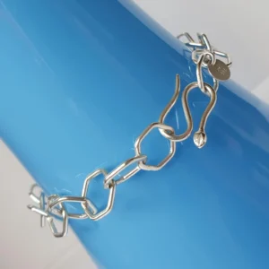 Armkette aus Sterling Silber – Handarbeit mit detailreichem Schlangenverschluss, moderne sechskantige Gliederkette