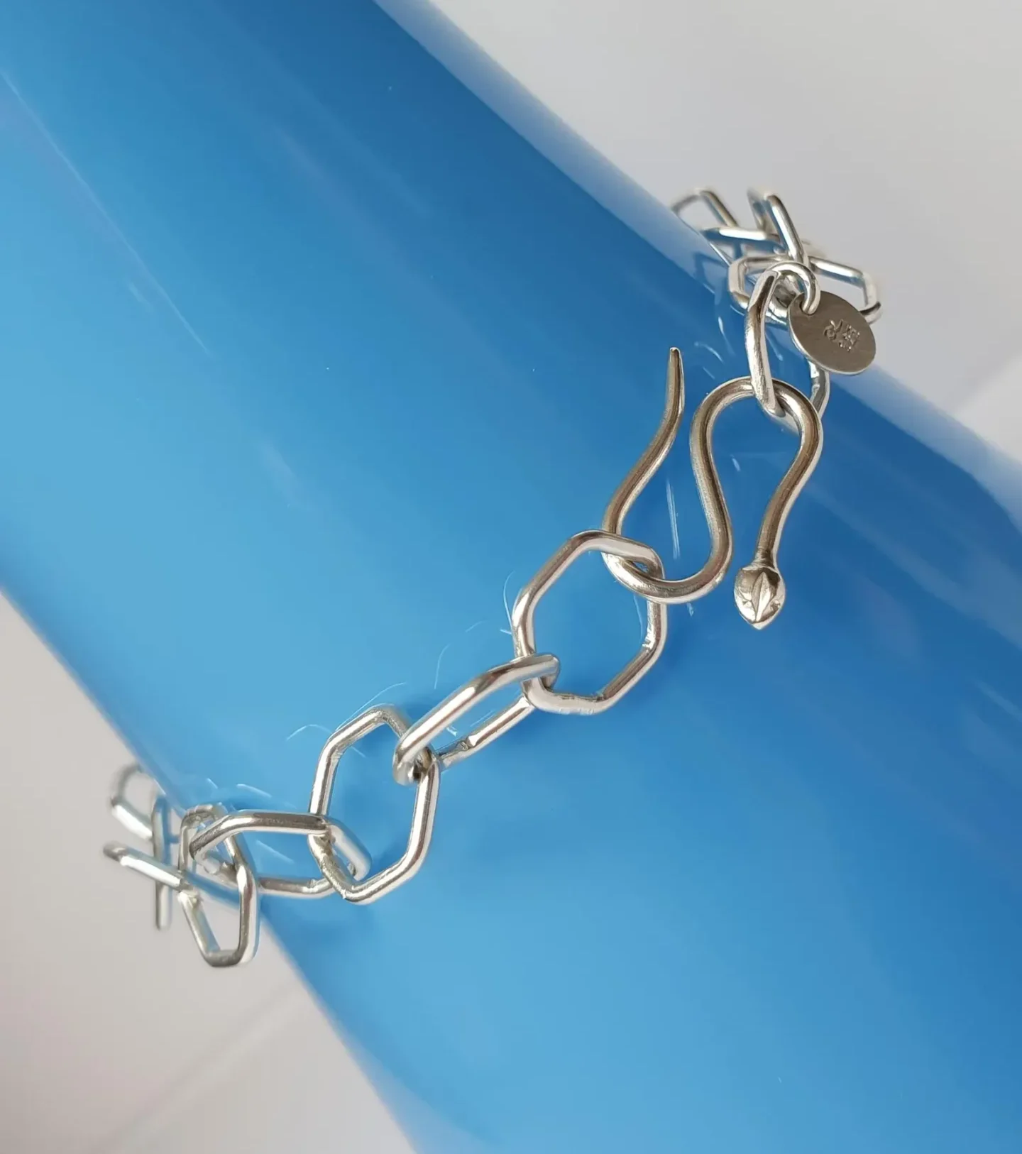 Armkette aus Sterling Silber – Handarbeit mit detailreichem Schlangenverschluss, moderne sechskantige Gliederkette