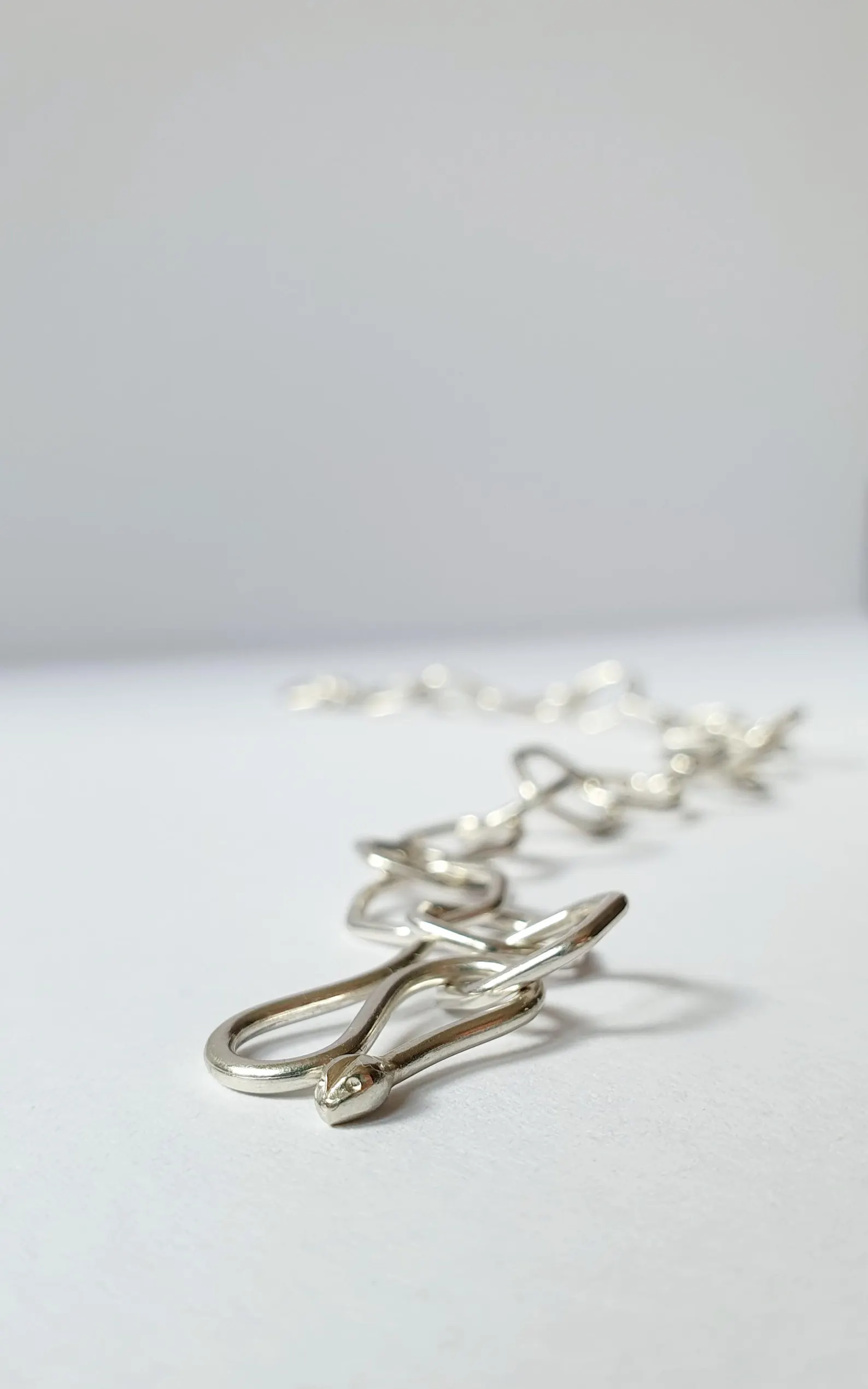 Armkette aus Sterling Silber – Handarbeit mit detailreichem Schlangenverschluss, moderne sechskantige Gliederkette