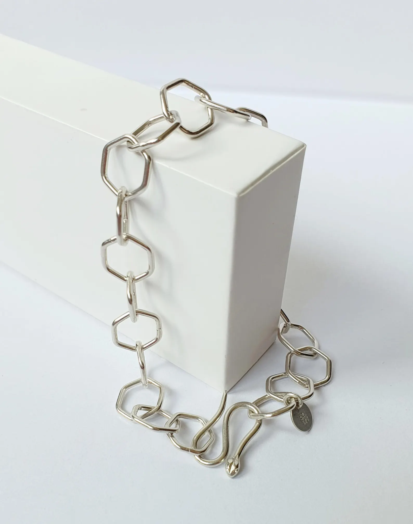 Armkette aus Sterling Silber – Handarbeit mit detailreichem Schlangenverschluss, moderne sechskantige Gliederkette