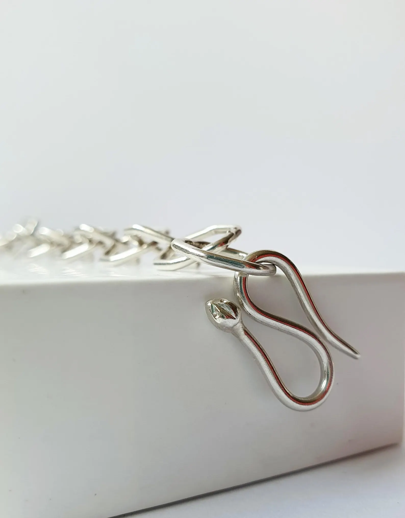 Armkette aus Sterling Silber – Handarbeit mit detailreichem Schlangenverschluss, moderne sechskantige Gliederkette