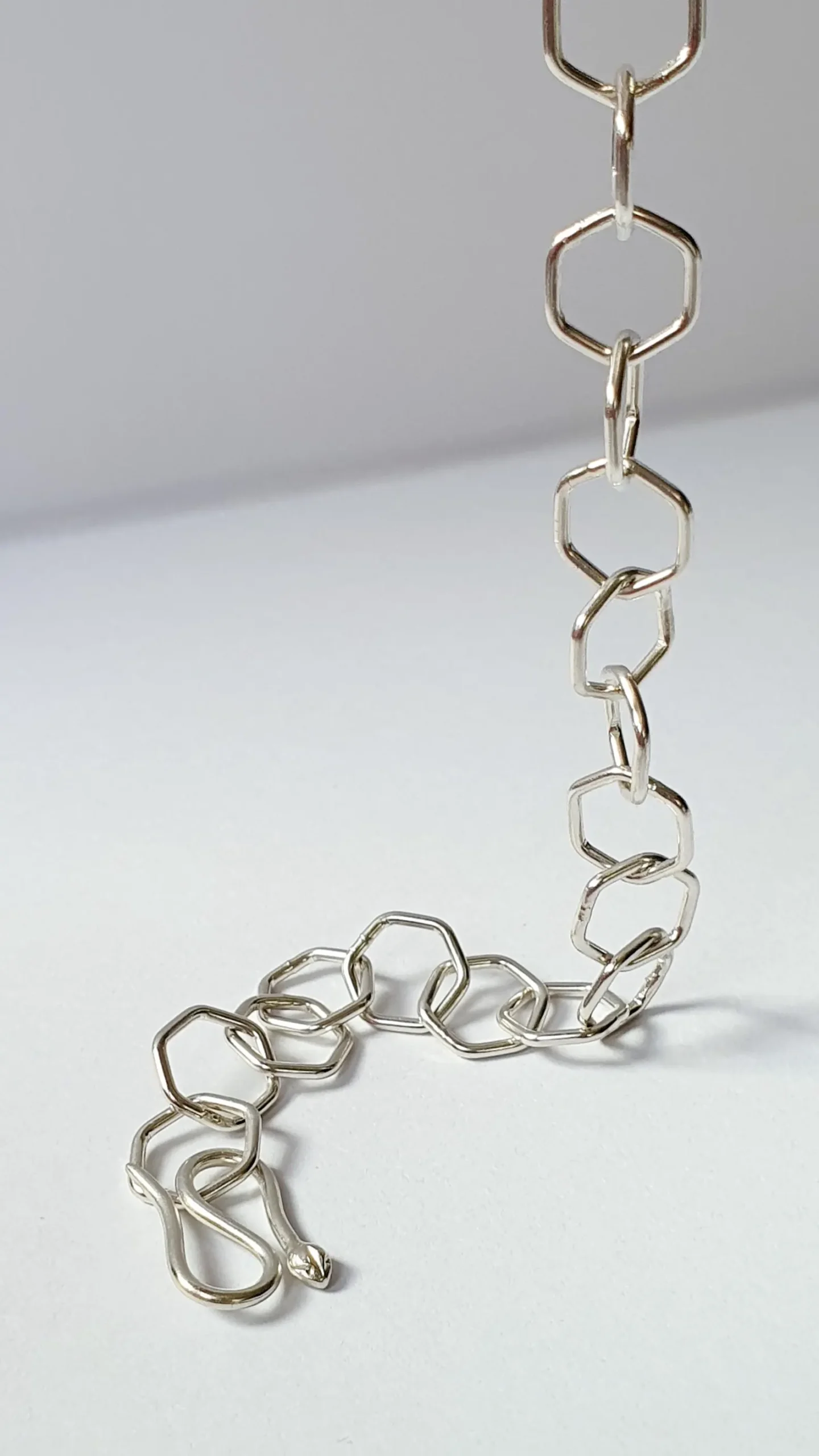 Armkette aus Sterling Silber – Handarbeit mit detailreichem Schlangenverschluss, moderne sechskantige Gliederkette