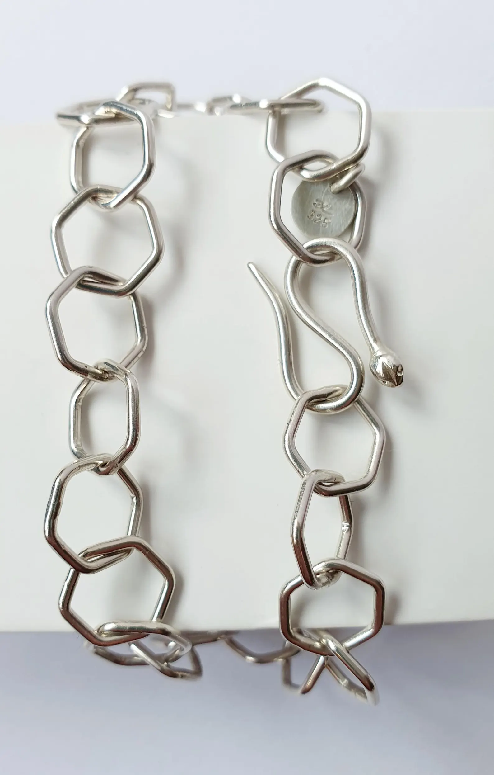 Armkette aus Sterling Silber – Handarbeit mit detailreichem Schlangenverschluss, moderne sechskantige Gliederkette