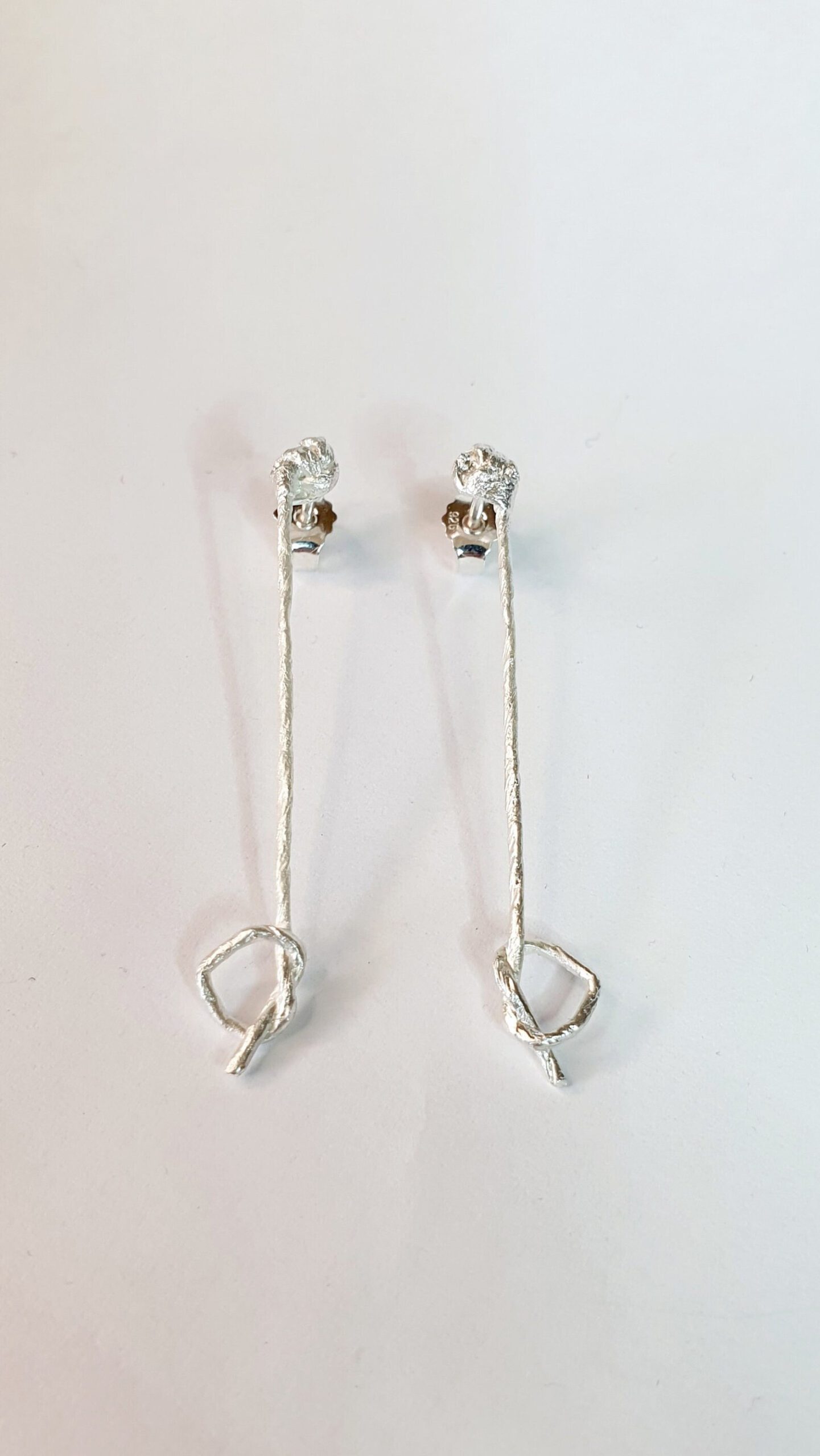 Liebesband Ohrstecker aus 925 Silber Romantische Herzohrringe Handgemachter Silberschmuck Geschenkidee