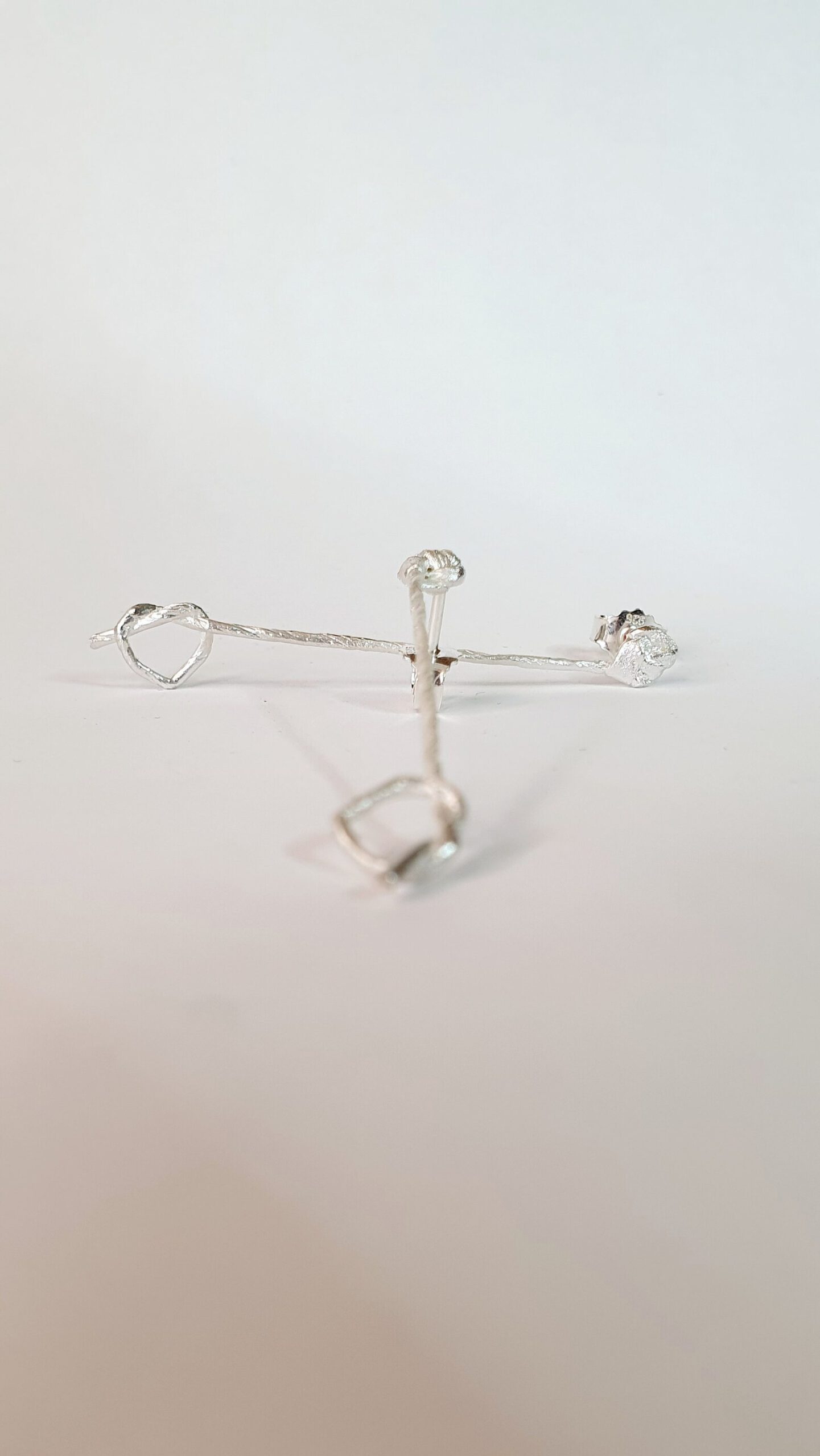 Liebesband Ohrstecker aus 925 Silber Romantische Herzohrringe Handgemachter Silberschmuck Geschenkidee