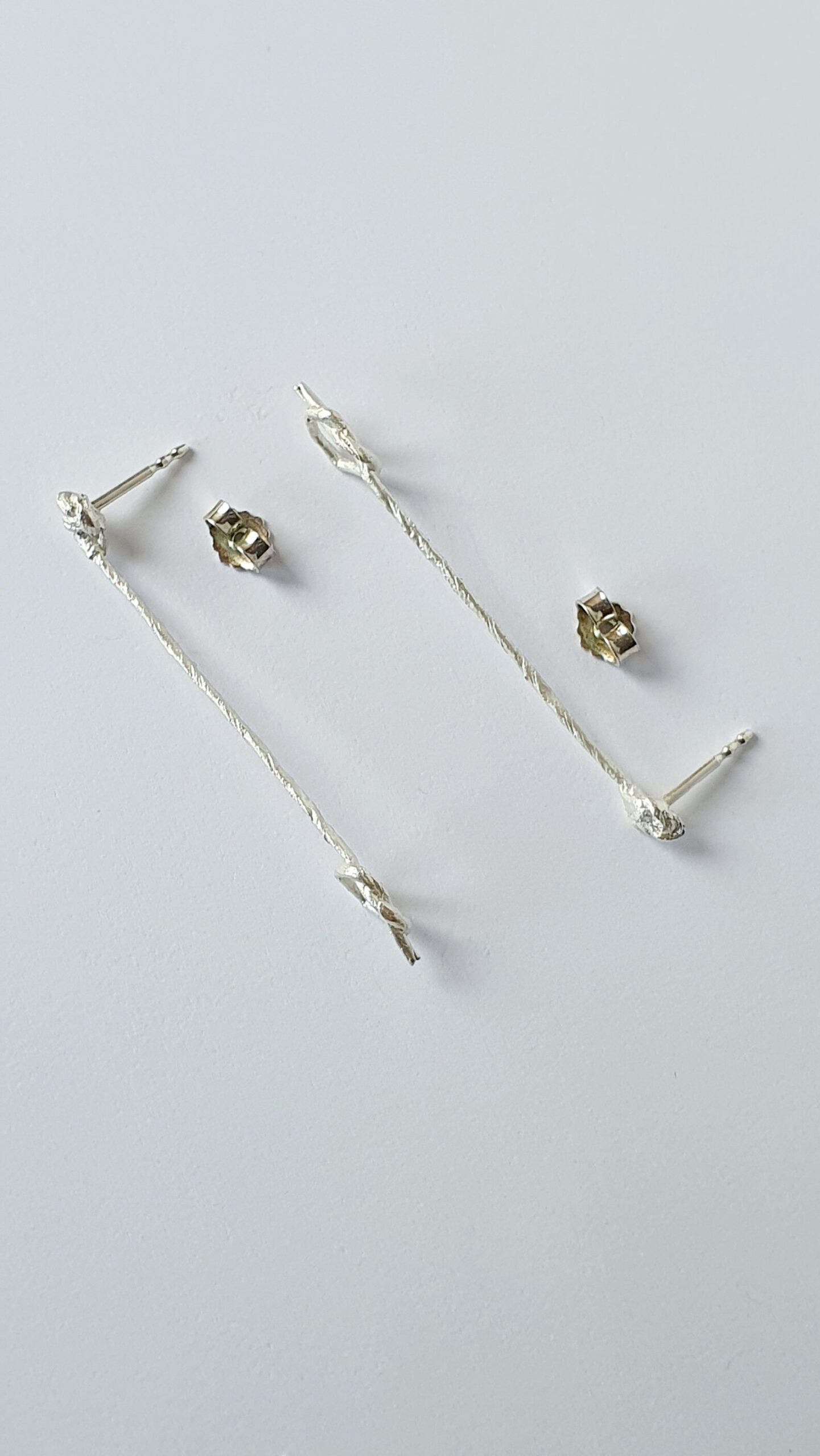 Liebesband Ohrstecker aus 925 Silber Romantische Herzohrringe Handgemachter Silberschmuck Geschenkidee