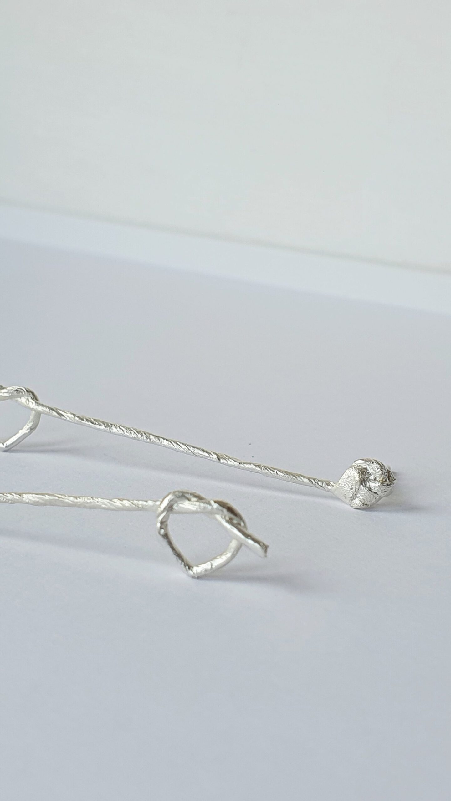 Liebesband Ohrstecker aus 925 Silber Romantische Herzohrringe Handgemachter Silberschmuck Geschenkidee