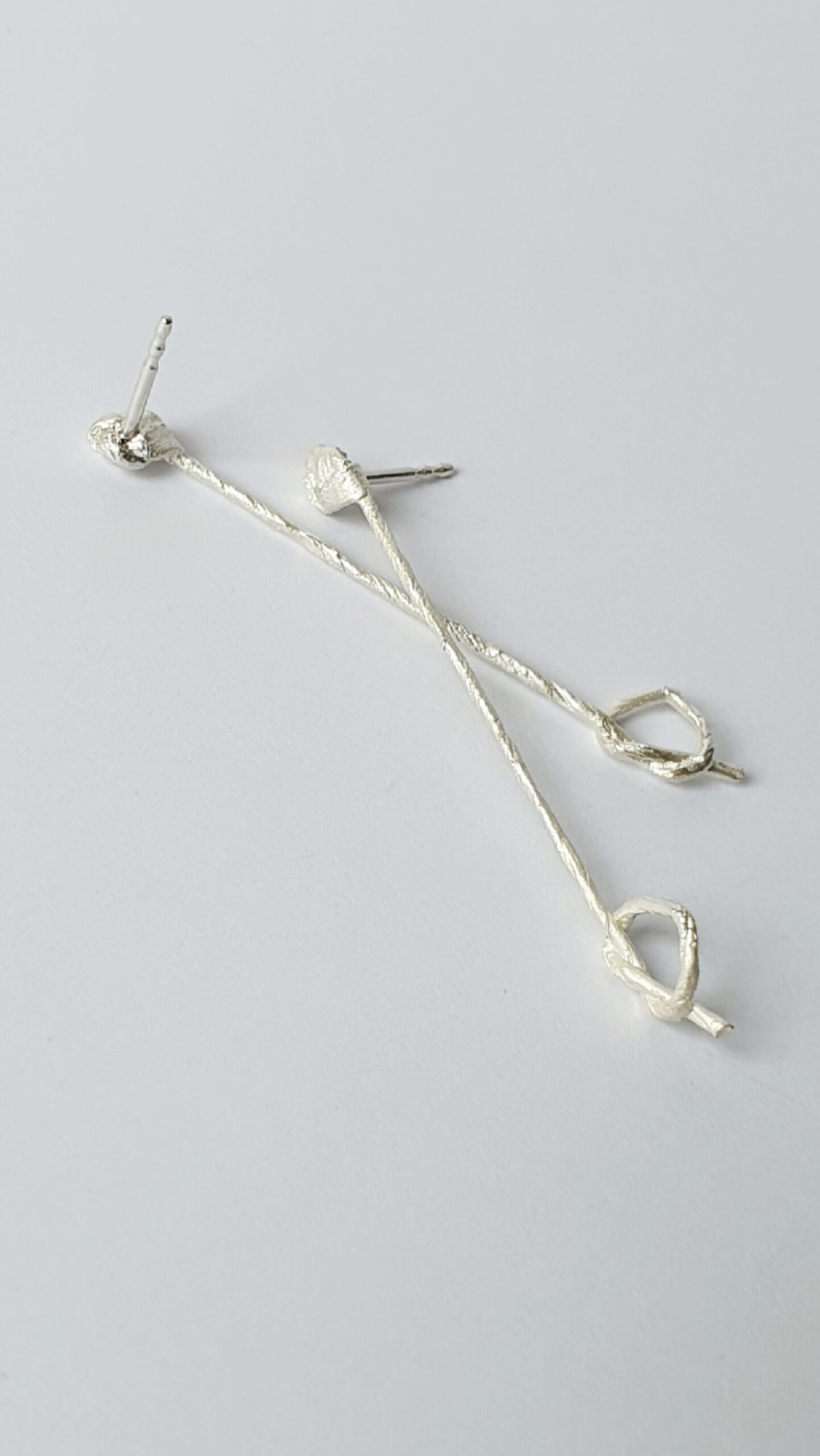 Liebesband Ohrstecker aus 925 Silber Romantische Herzohrringe Handgemachter Silberschmuck Geschenkidee