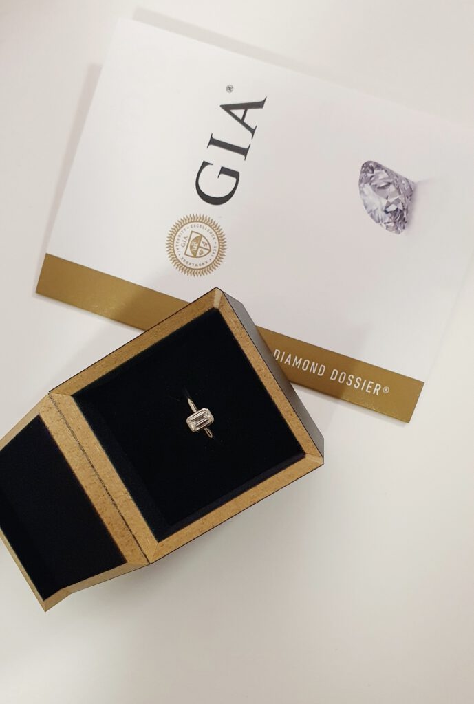 Weißgoldring 18 ct. 750 Goldlegierung Diamant scmaragdschliff 0,5 ct. GIA Zertifikat